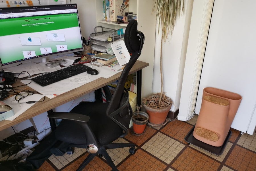 placé à côté du bureau