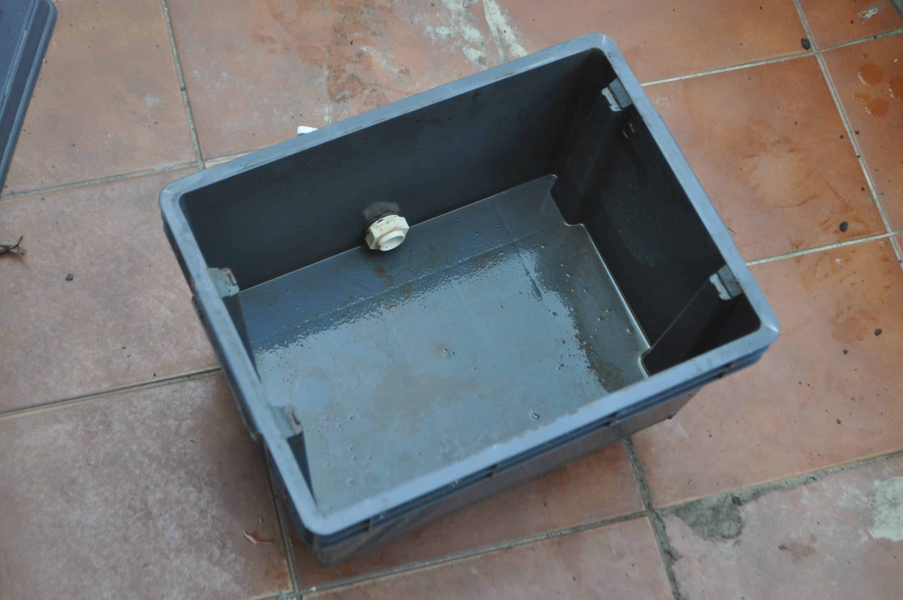 une vue de l'intérieur du bac à jus du lombricomposteur