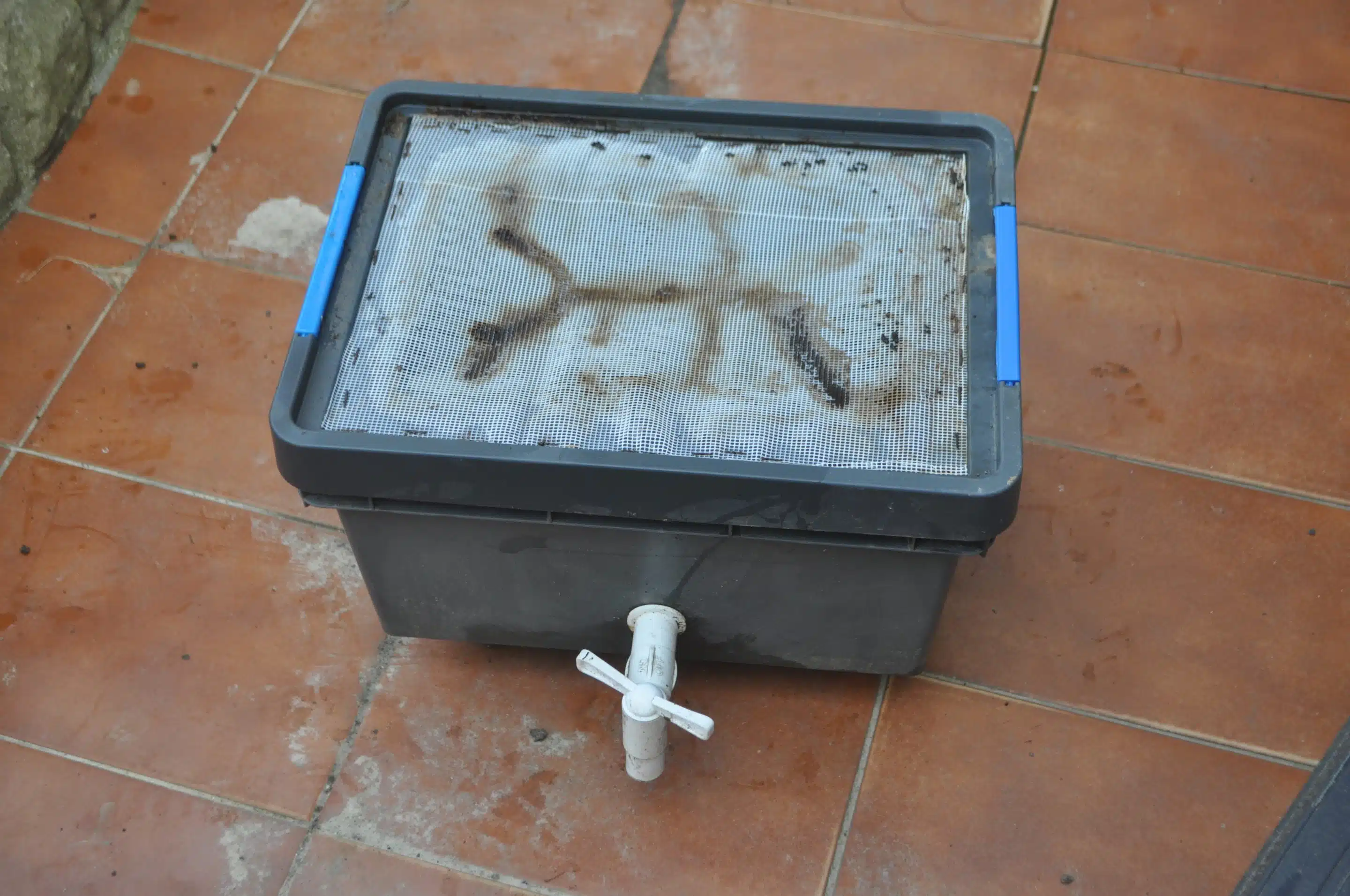 Bac à jus de compost avec sa moustiquaire