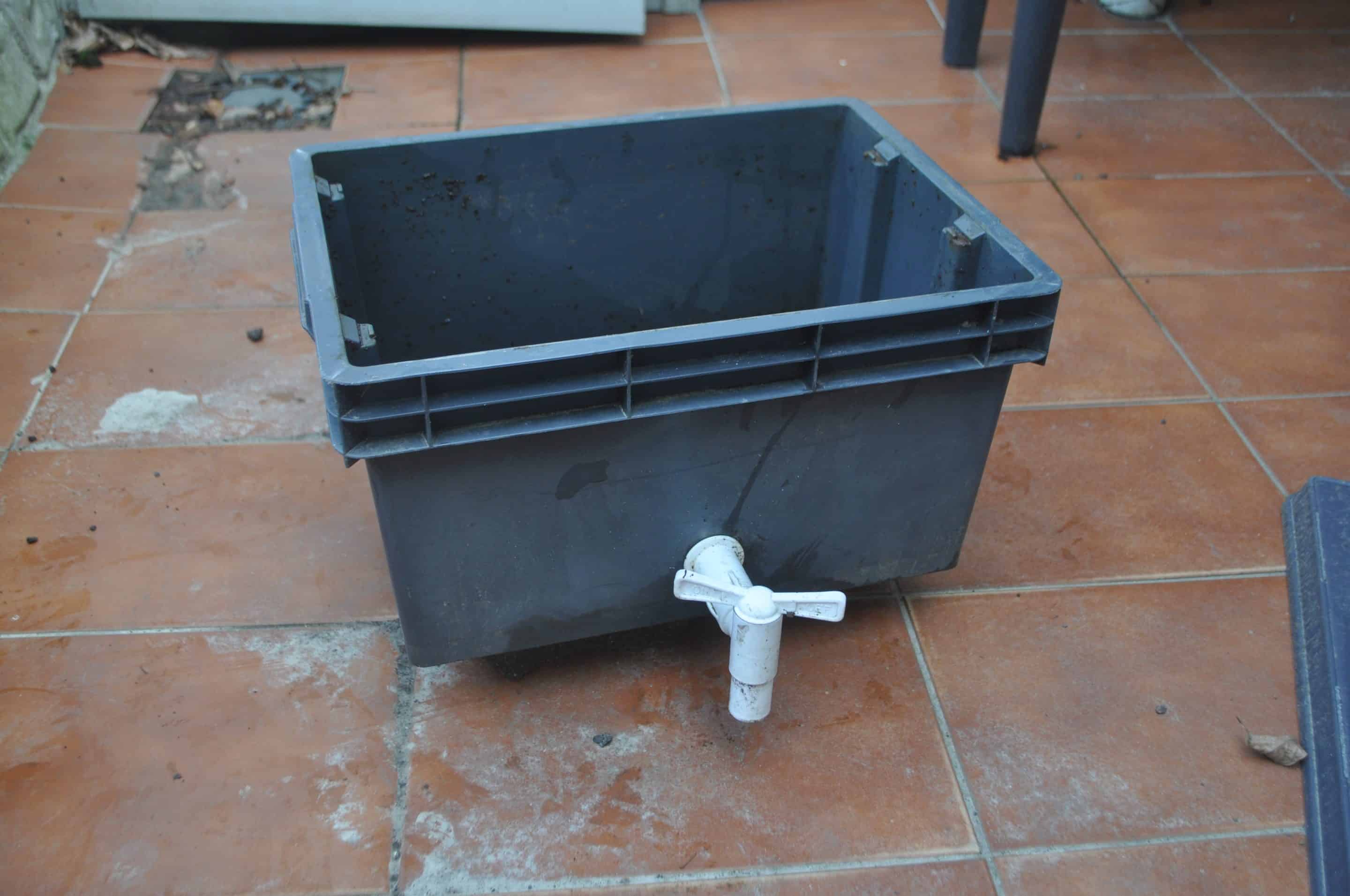 Bac à jus du lombricomposteur avec le robinet