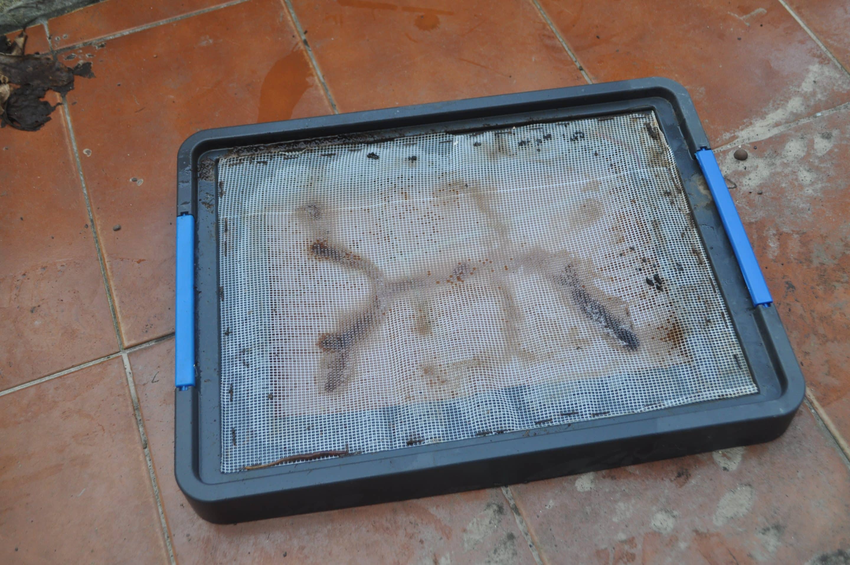 Séparation avec moustiquaire du bac à jus